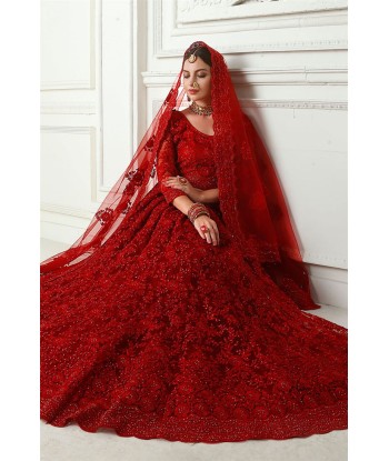 Lehenga nuptiale rouge Kaaviya d'Europe débarque