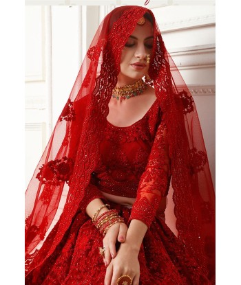 Lehenga nuptiale rouge Kaaviya d'Europe débarque