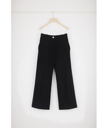 Iconic trousers in responsible wool and cashmere Découvrez la collection